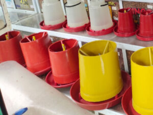 comedero-tolva-roja-plastica-taller-avicola-granja-11