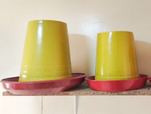 comedero-tolva-roja-plastica-taller-avicola-granja-12