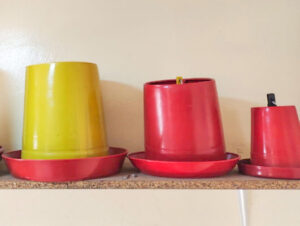 comedero-tolva-roja-plastica-taller-avicola-granja-13