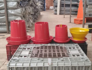 comedero-tolva-roja-plastica-taller-avicola-granja-4