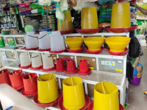comedero-tolva-roja-plastica-taller-avicola-granja-9